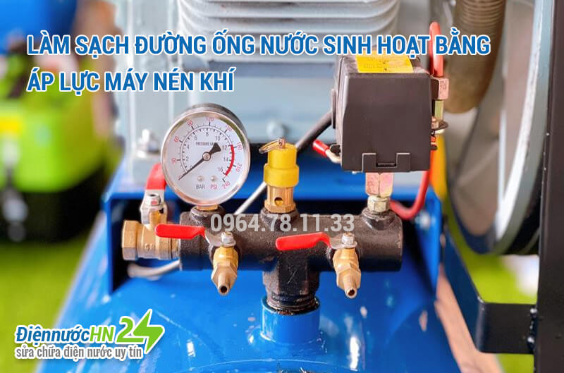 Làm sạch đường ống nước sinh hoạt bằng áp lực máy nén khí