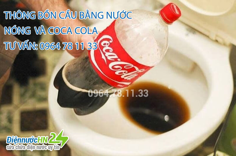 Thông bồn cầu bằng nước nóng và coca cola
